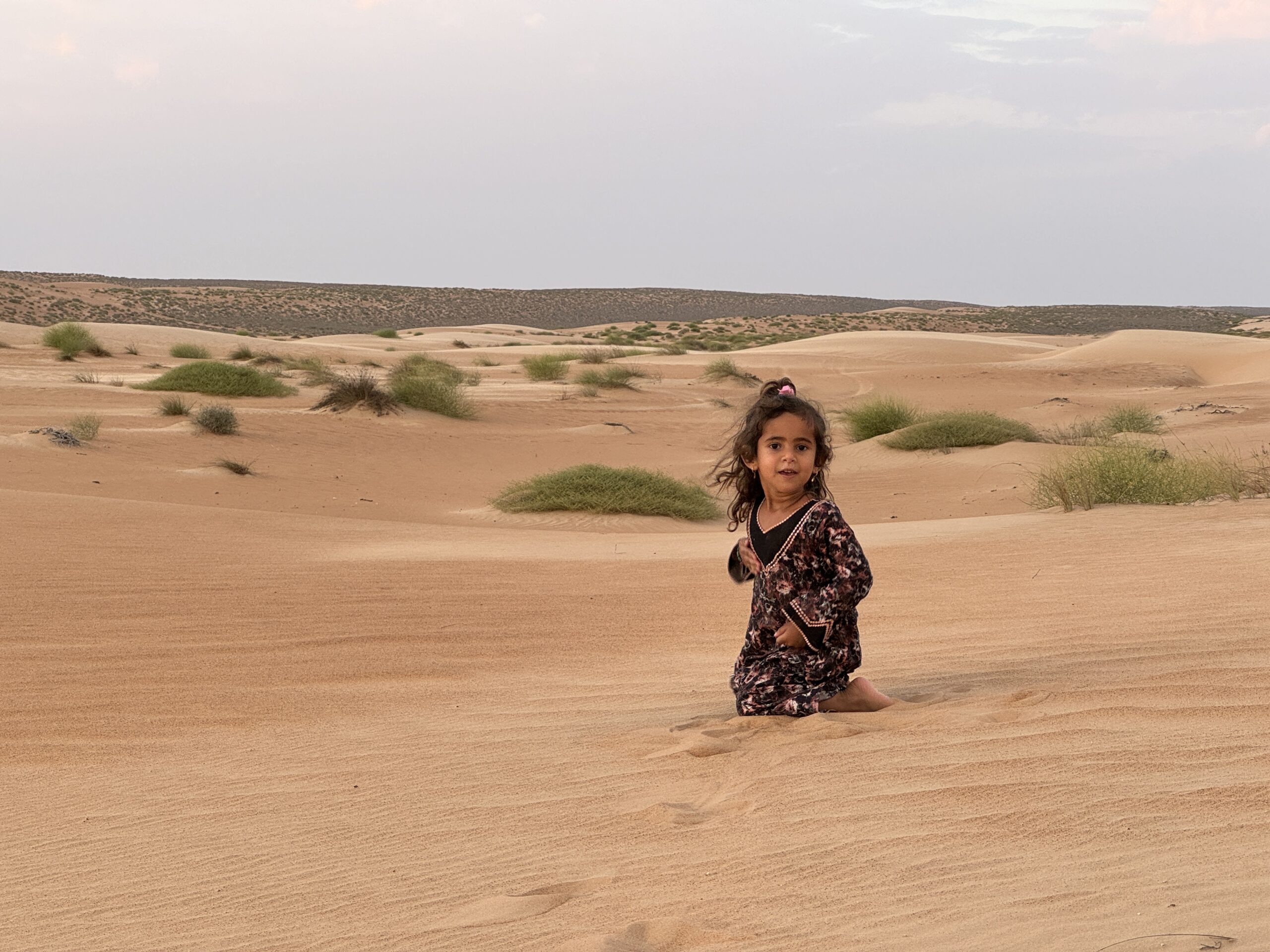 Beduinenmädchen in der Wüste, Oman