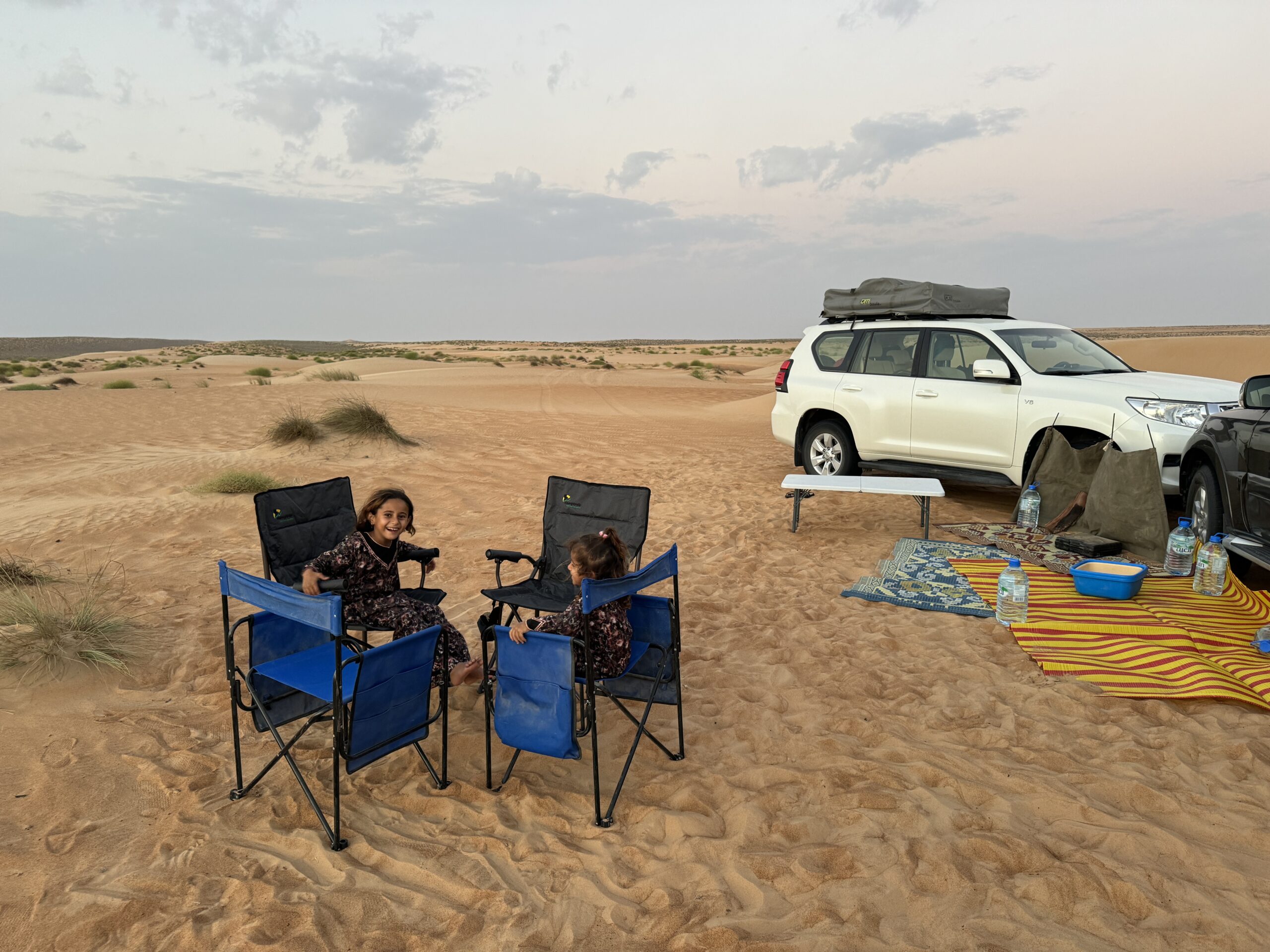 Beduinenmädchen in der Wüste, Oman