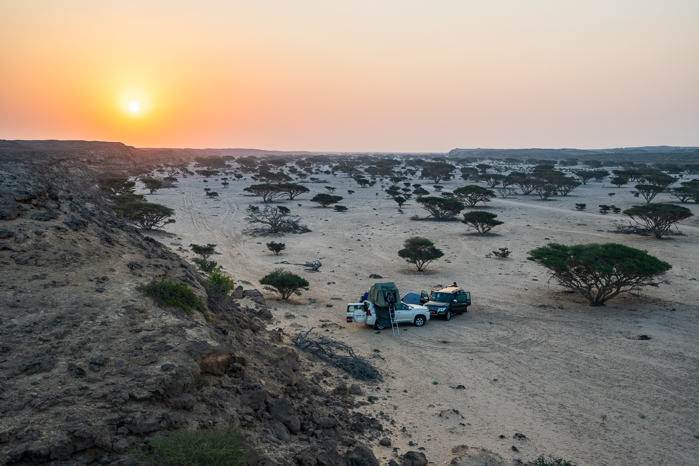 Camp mit Dachzelt im Oman