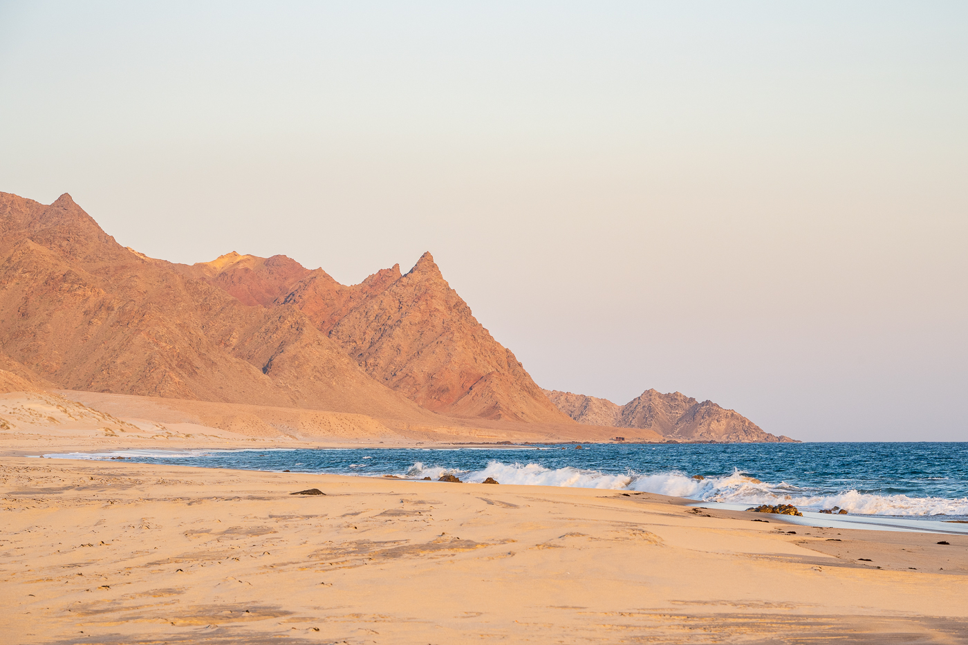 Traumhafter Strand entlang der Küste