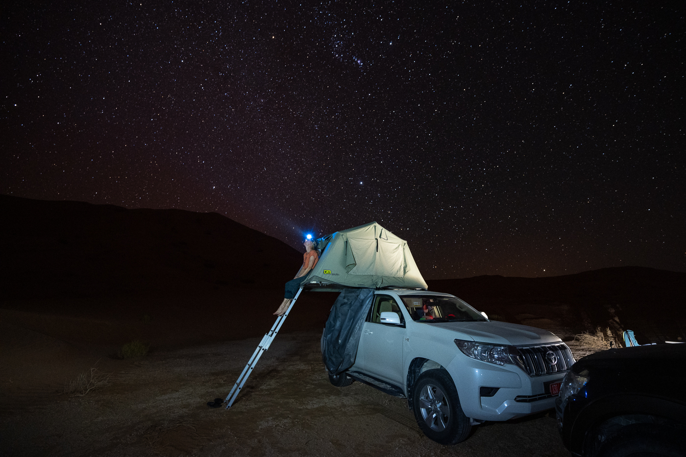 Sternenhimmel über dem Dachzelt in der Wüste Rub Al-Khali