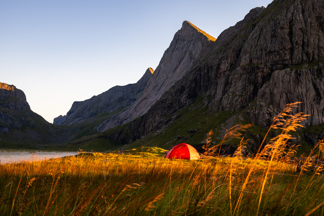 Zelt am Horseid Beach, Lofoten, Norwegen