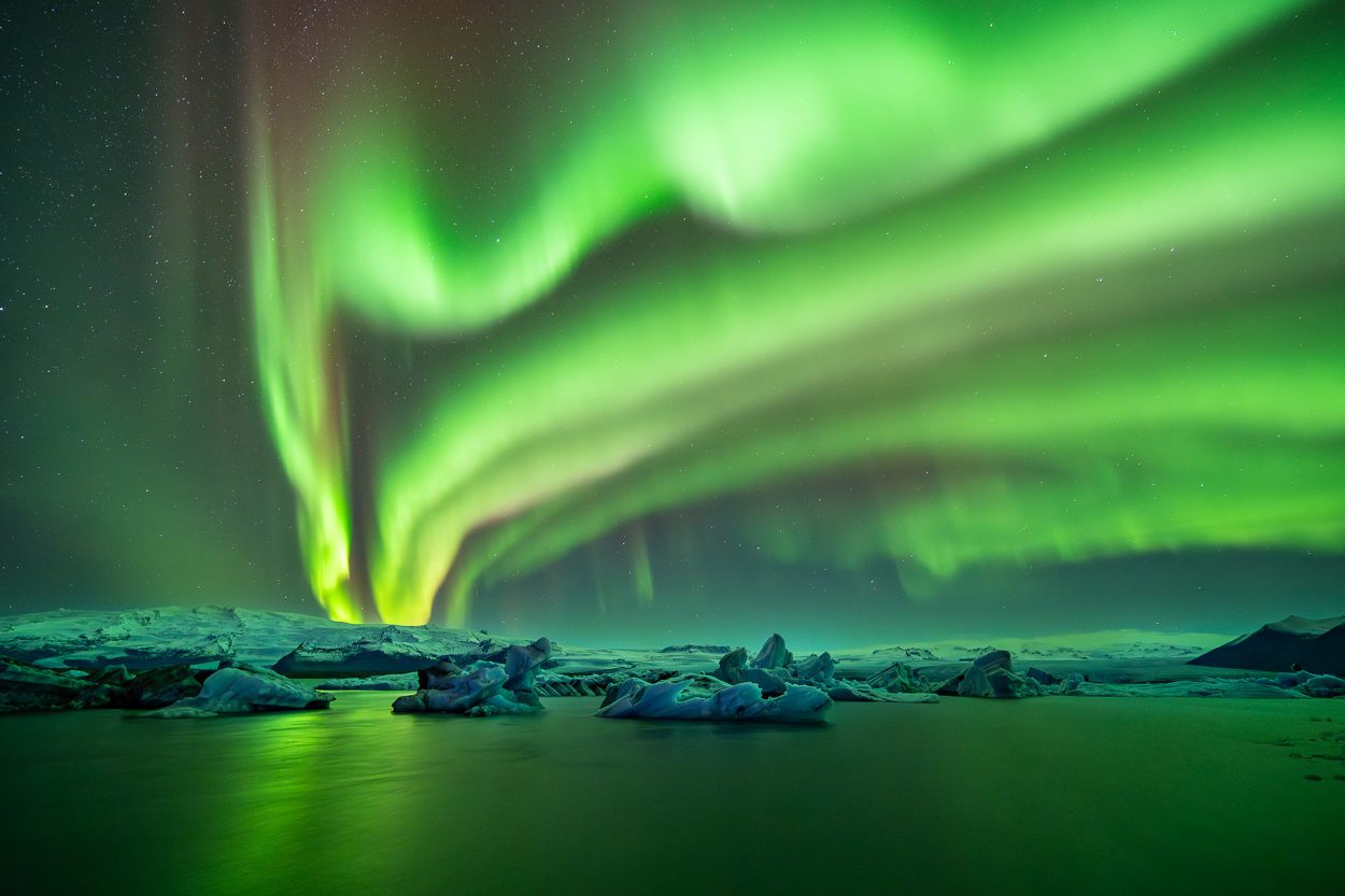 Nordlicht über den Eisbergen der Gletscherlagune Jökulsarlon, Island