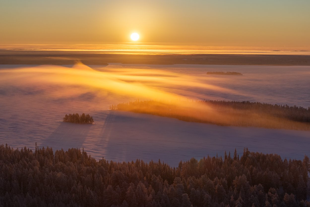 Nebel über gefrorenem See in Posio